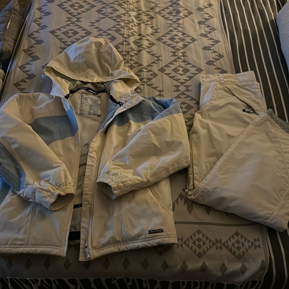 Women’s snowboarding pants and jacket